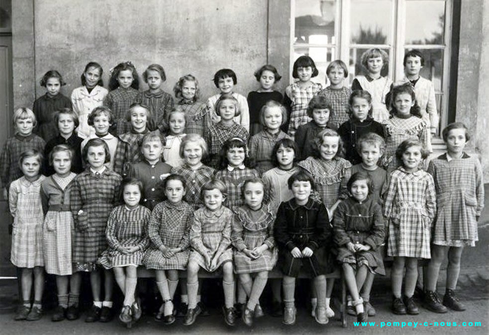 Classe de filles CE1 ou CM1 de l'école du centre de Pompey en 1953  (Photographie n°90 ; dépôt de Josette TINETTE)